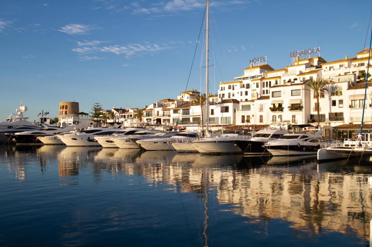 Banus - Jasmine Banus *